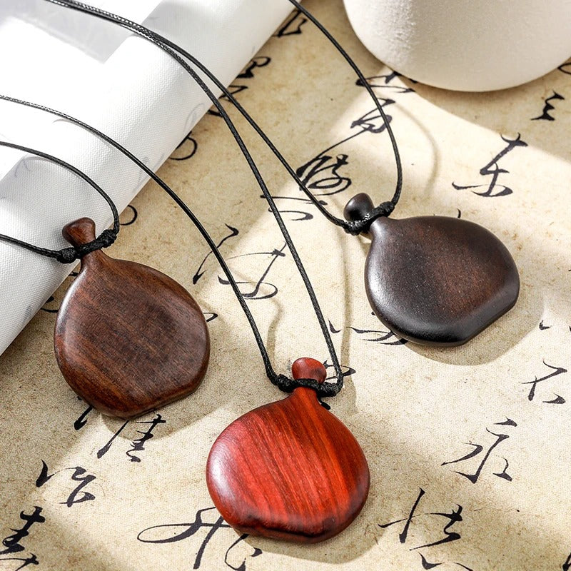 Collier long mixte en bois naturel ébène et santal avec pendentif élégant de style bohème et chic.