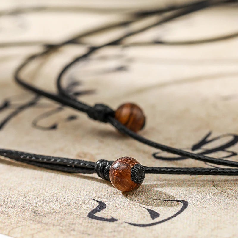 Collier long mixte en bois naturel ébène et santal avec pendentif élégant de style bohème et chic.