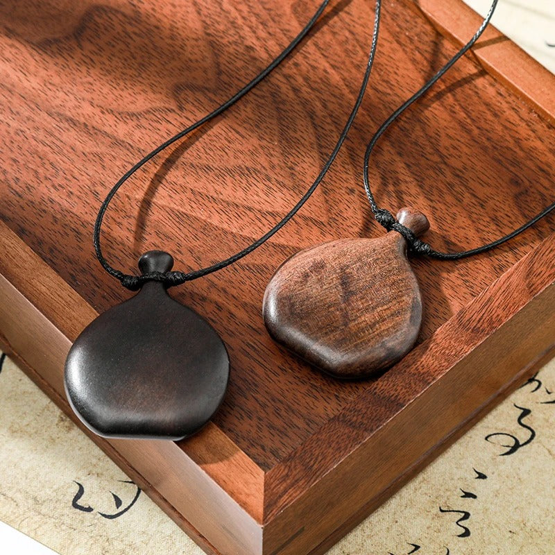 Collier long mixte en bois naturel ébène et santal avec pendentif élégant de style bohème et chic.