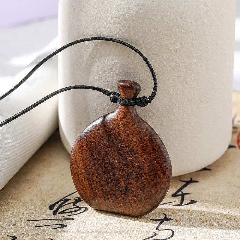Collier long mixte en bois naturel d'ébène avec pendentif élégant de style bohème et chic.