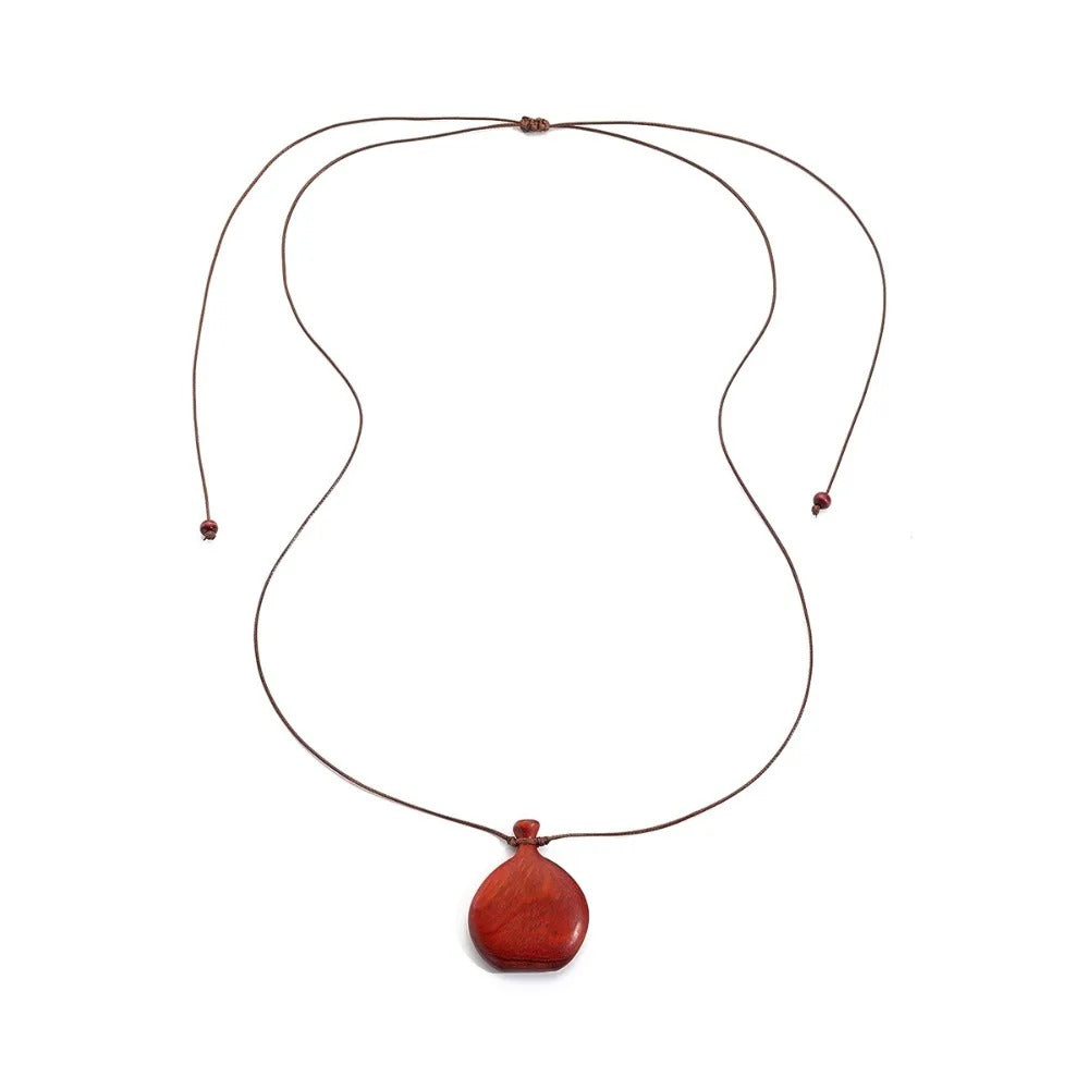 Collier long mixte en bois naturel ébène et santal avec pendentif élégant de style bohème et chic.