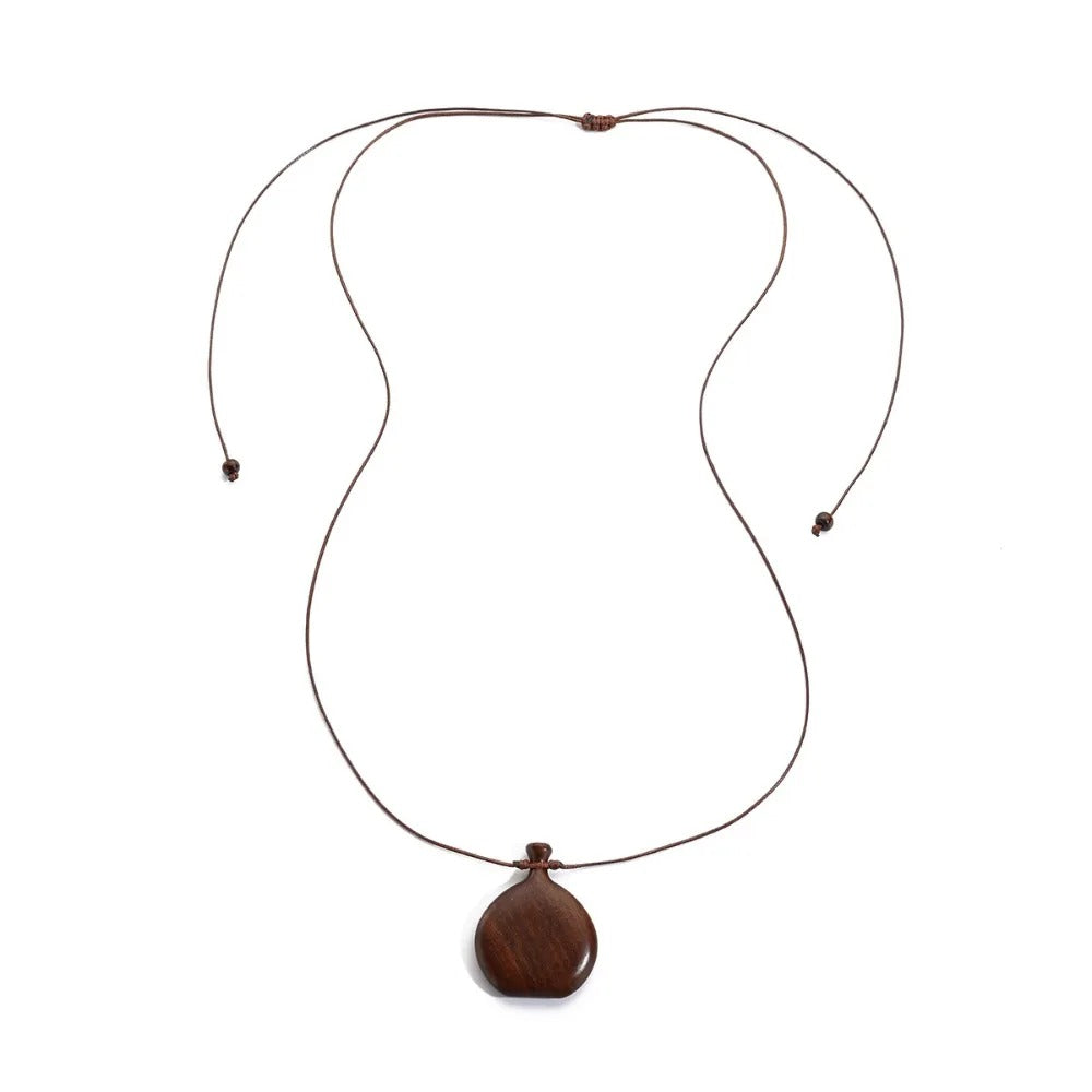 Collier long mixte en bois naturel ébène et santal avec pendentif élégant de style bohème et chic.