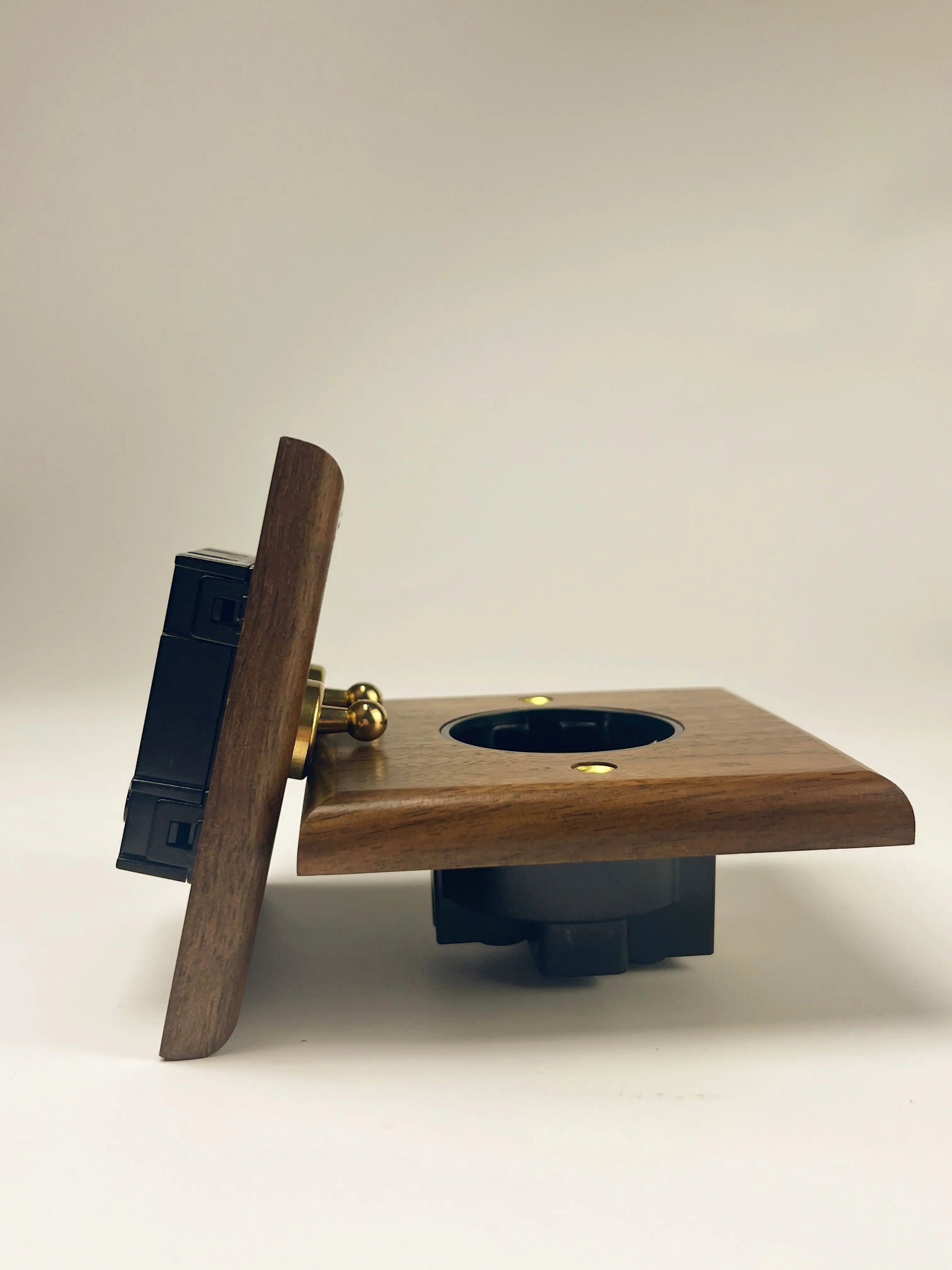 Interrupteur prise murale usb bois noyer laiton retro vintage décoration intérieure maison cuisine professionnel hotellerie restauration durable - lebois-eco.com