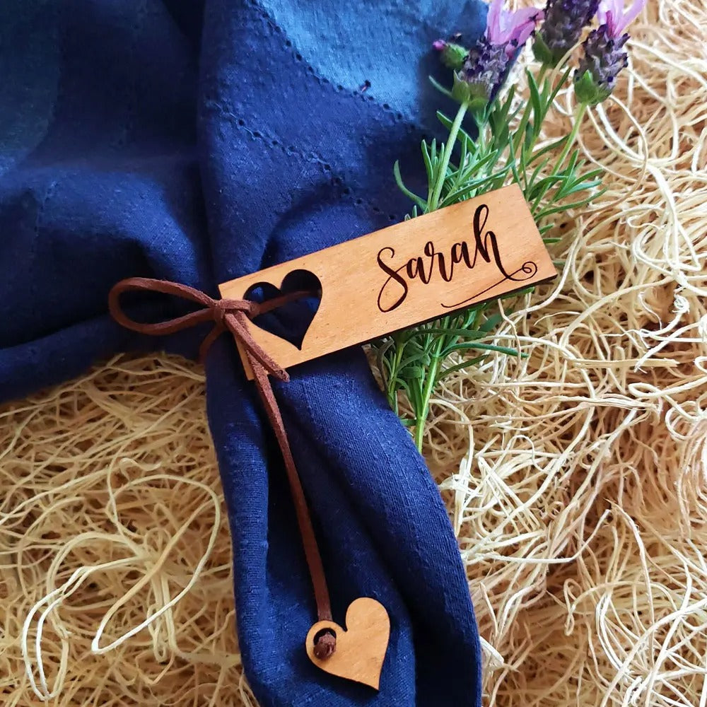 Marque-place porte-nom serviette bois coeur personnalisable logo prénom nom évènements réceptions mariages anniversaires fêtes durable - lebois-eco.com