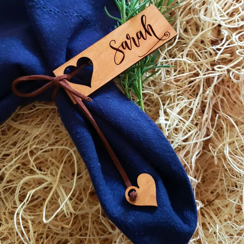 Marque-place porte-nom serviette bois coeur personnalisable logo prénom nom évènements réceptions mariages anniversaires fêtes durable - lebois-eco.com