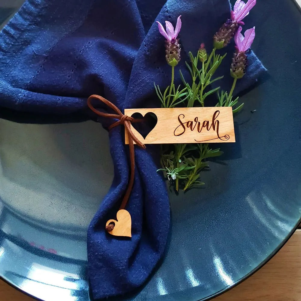 Marque-place porte-nom serviette bois coeur personnalisable logo prénom nom évènements réceptions mariages anniversaires fêtes durable - lebois-eco.com