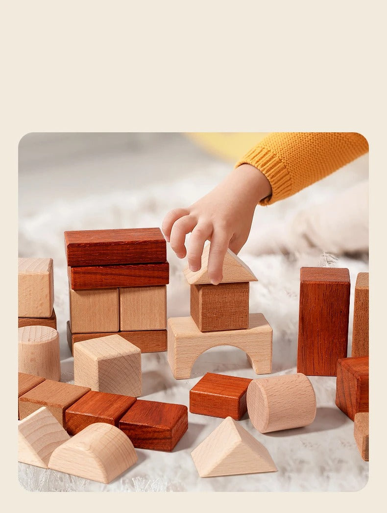 Enfant jouant avec des blocs de construction en bois, développement motricité fine.