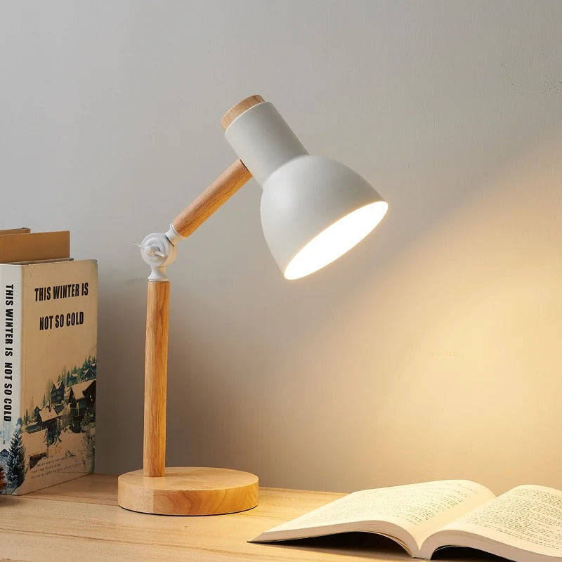 Éclairage LED scandinave bois clair idéal pour bureau et chambre