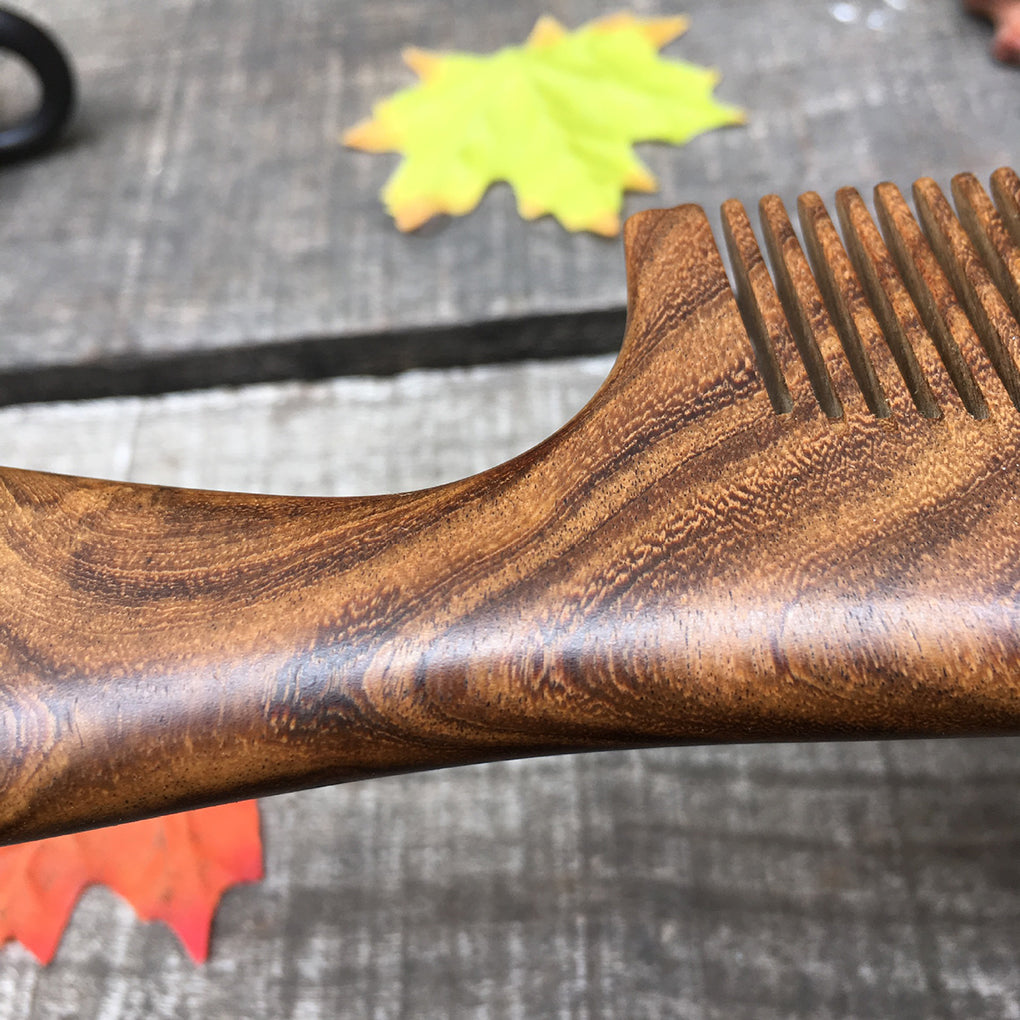 Peigne bois de Santal antibactérien hypoallergénique haute qualité rétro soin cheveux cuir chevelu pellicule coiffeur coupe hygiène environnement écologique renouvelable responsable - lebois-eco.com