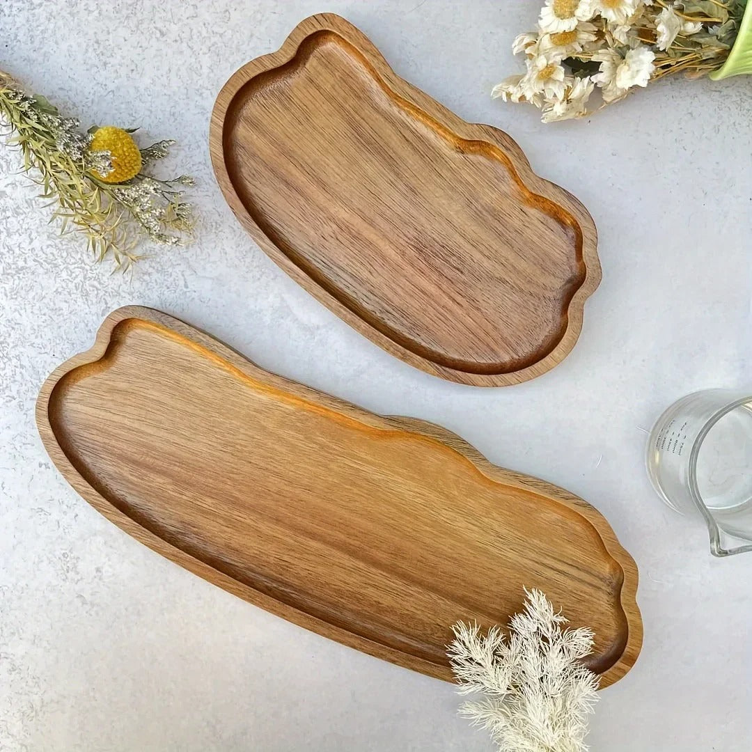 Deux assiettes de présentation en bois d'acacia naturel au design épuré, parfaites pour une décoration de table raffinée.