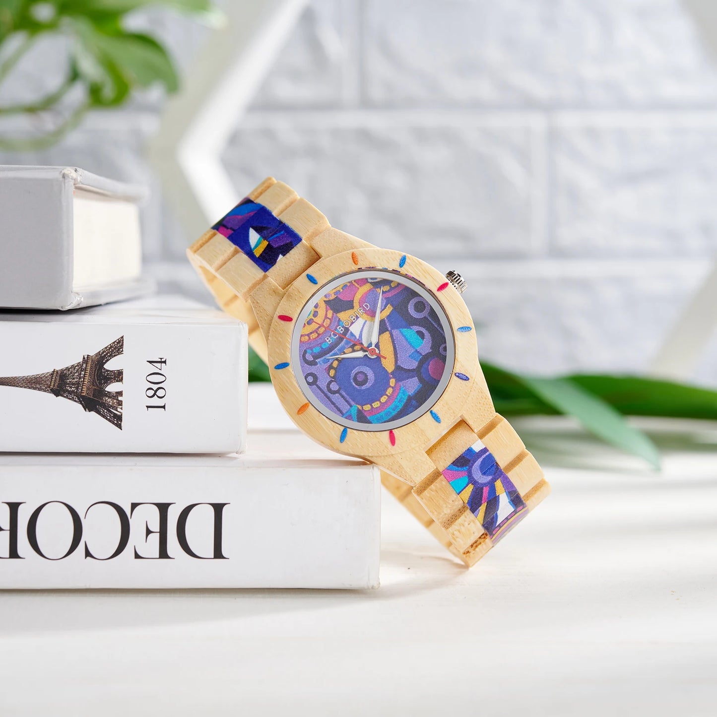 Montre en bois avec motifs peints présentée dans son coffret cadeau – idée cadeau artisanale