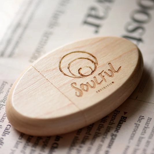 Clé usb ovale bois noyer érable personnalisable logo texte cadeaux promotion entreprise mariage photographe goodies durable - lebois-eco.com