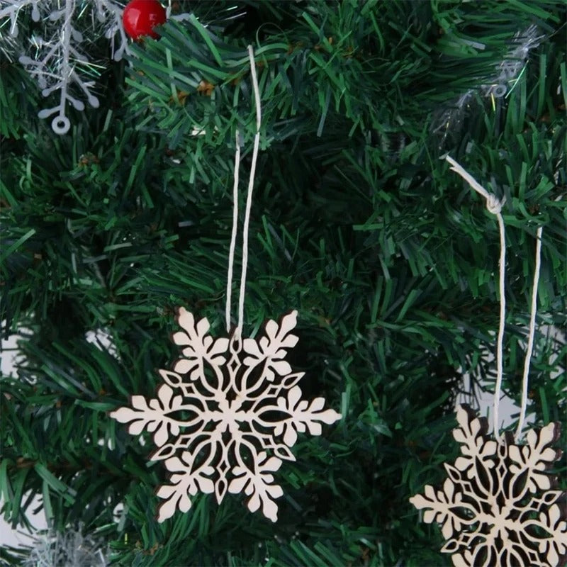Plusieurs flocons de neige en bois suspendus sur un sapin – décoration Noël élégante et naturelle