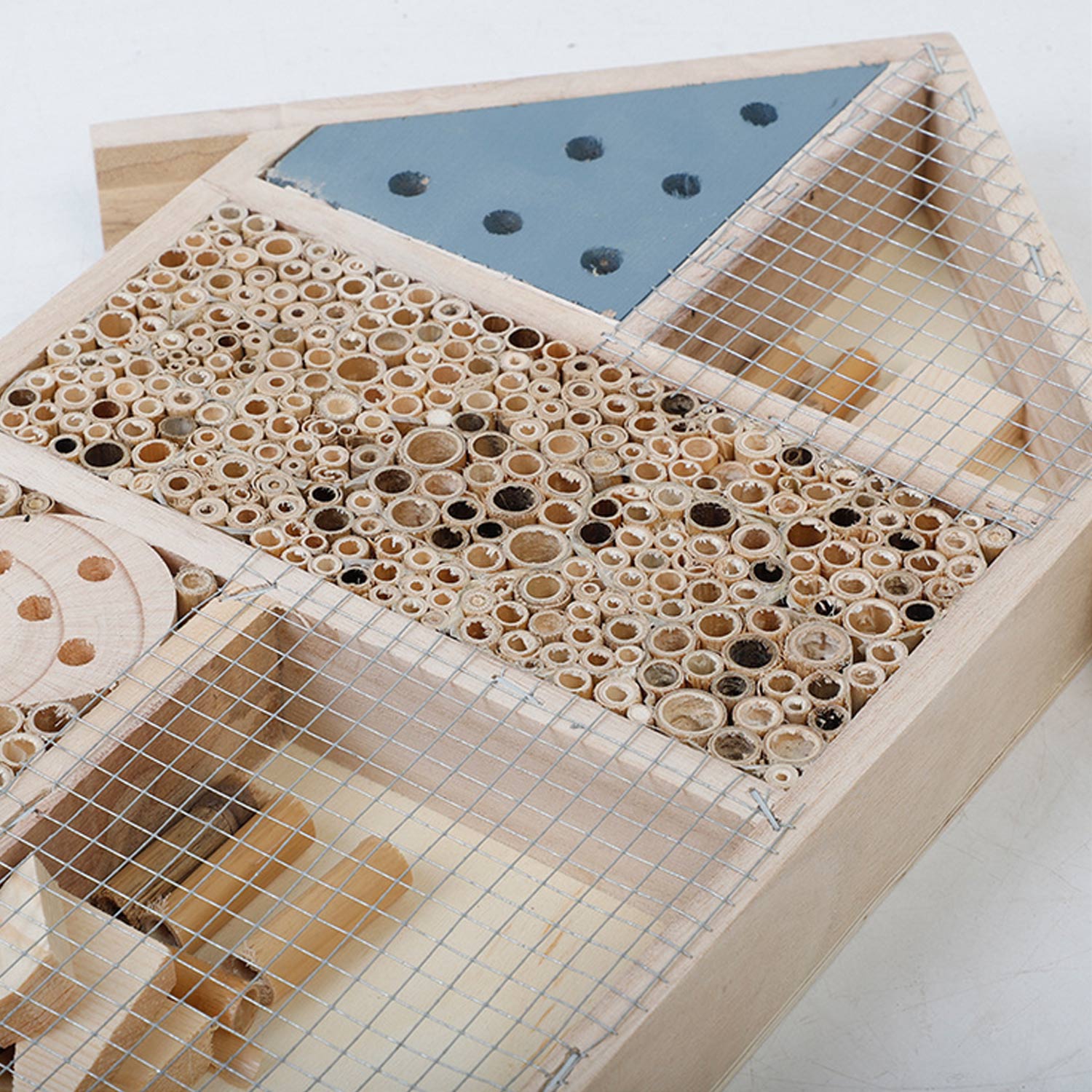 Hôtel maison abri insecte abeilles bois naturel nid reproduction jardin balcon printemps décoration papillon coccinelle écologie environnement renouvelable responsable - lebois-eco.com