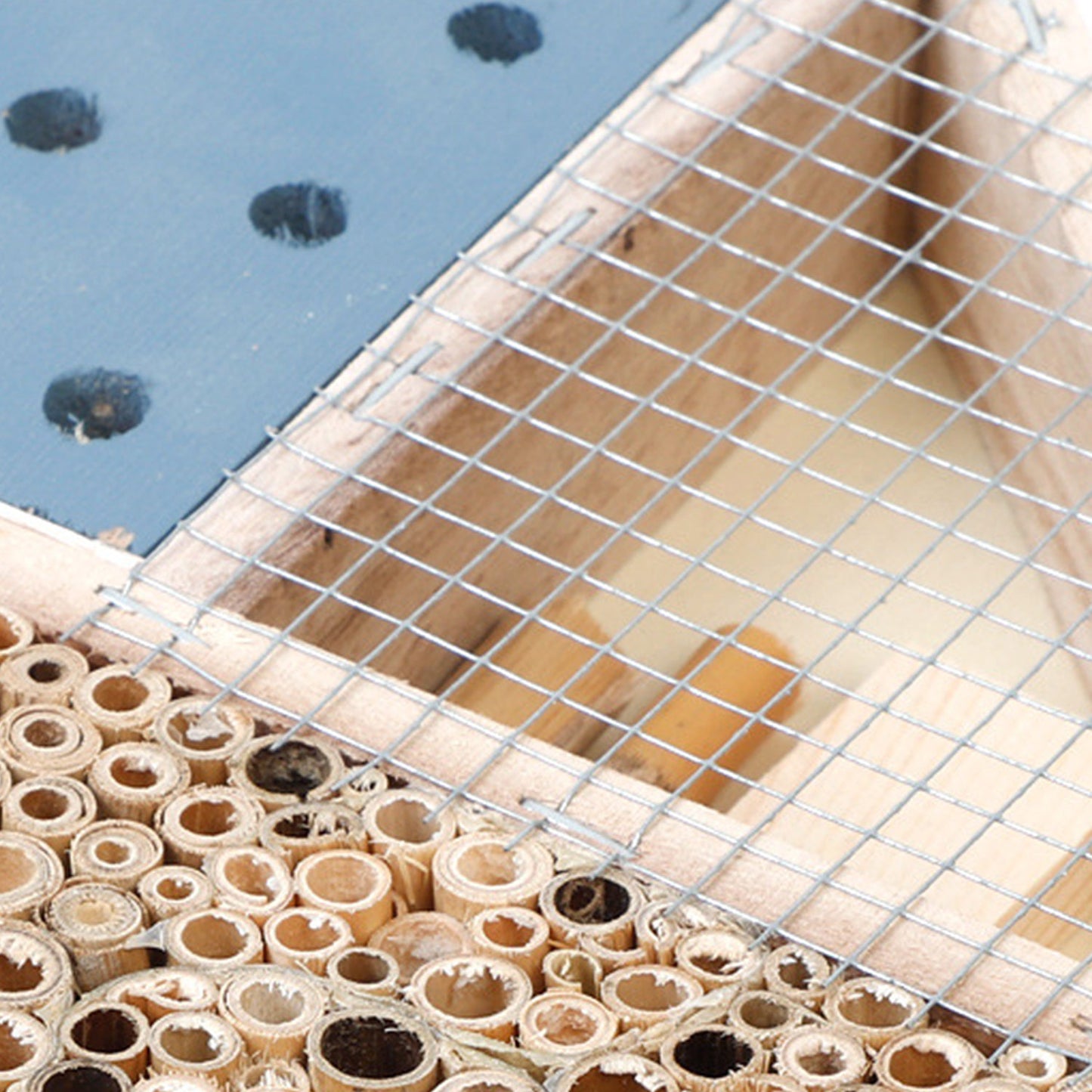 Hôtel maison abri insecte abeilles bois naturel nid reproduction jardin balcon printemps décoration papillon coccinelle écologie environnement renouvelable responsable - lebois-eco.com
