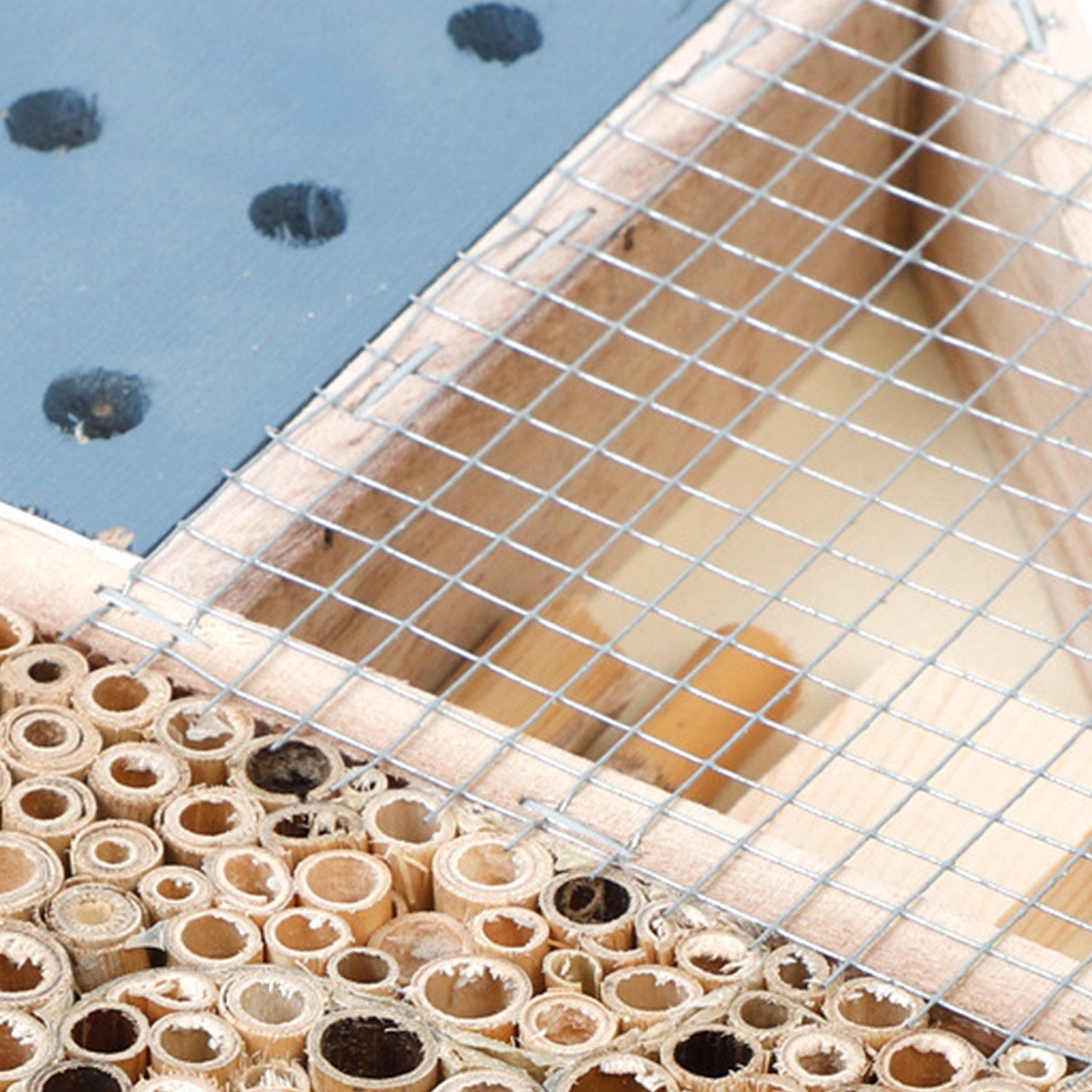 Hôtel maison abri insecte abeilles bois naturel nid reproduction jardin balcon printemps décoration papillon coccinelle écologie environnement renouvelable responsable - lebois-eco.com