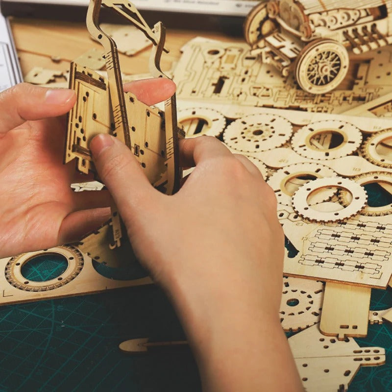 Assemblage à la main des pièces en bois d’une maquette de voiture de course vintage