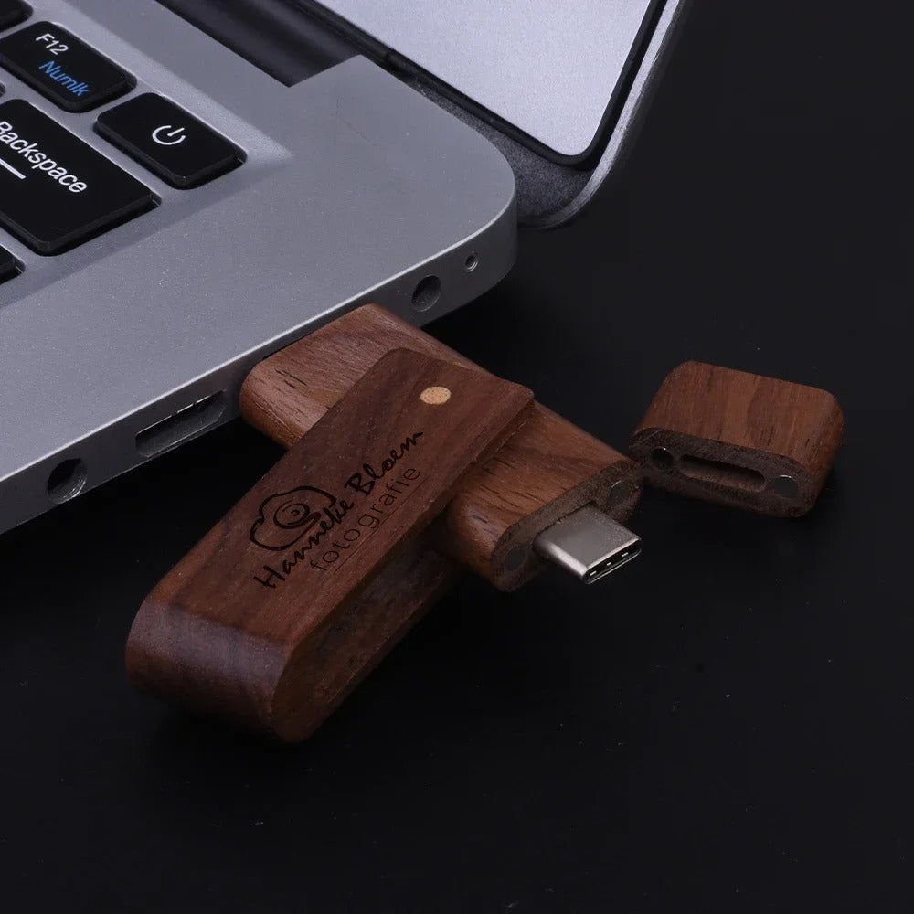 Clé USB 2 en 1 en bois personnalisable, idéale comme cadeau personnalisé ou objet publicitaire.