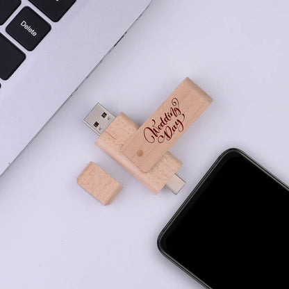 Clé USB pivotante en bois avec double connectique USB 3.0 et USB-C.
