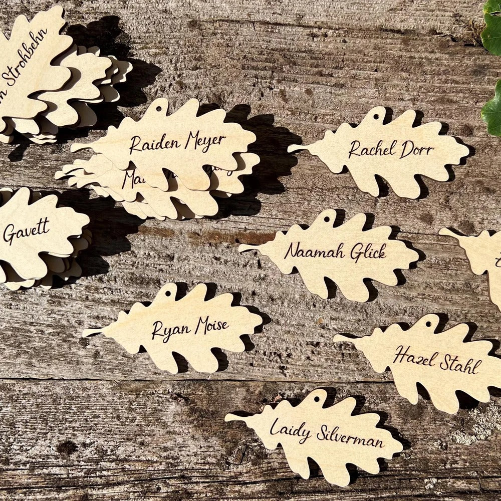 Marque-place mariage personnalisé avec prénom en bois découpé au laser forme feuille
