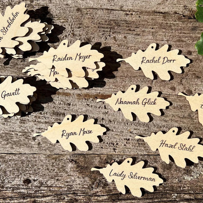 Marque-place mariage personnalisé avec prénom en bois découpé au laser forme feuille