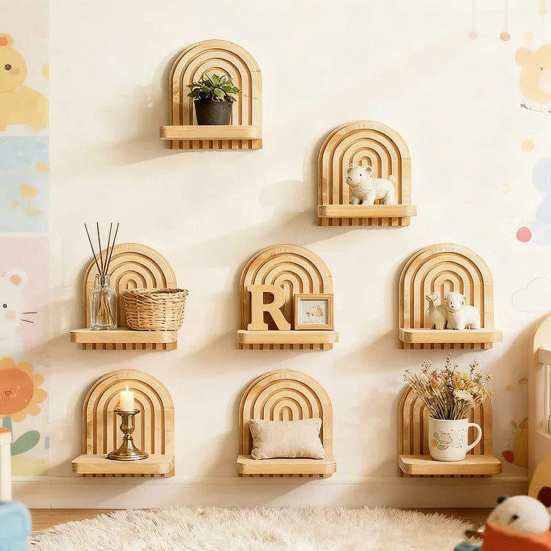 Étagères murales en bois Arches décorant un mur de chambre d'enfant