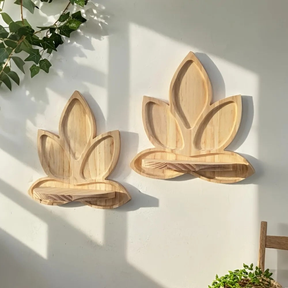Vue de face de l'étagère murale Fleur de Lotus en bois.