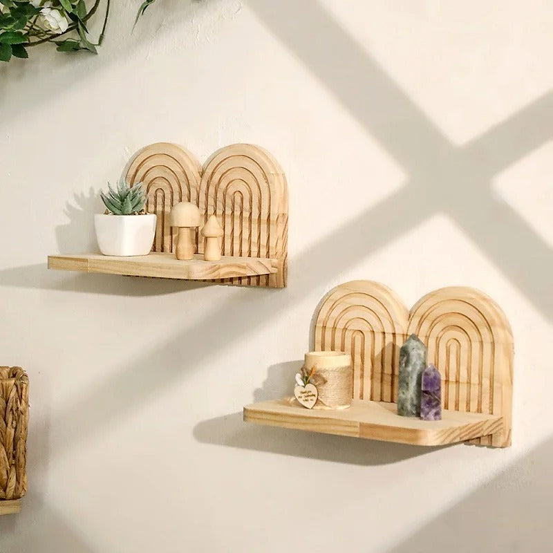 Deux étagères murales en bois Arches décorées de plantes et d'objets