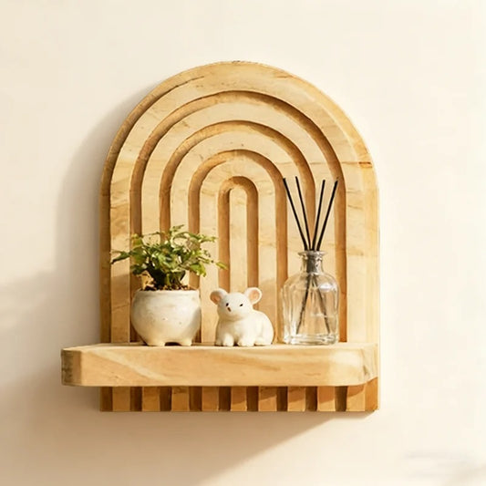 Étagère murale en bois Arches avec plante, figurine et petit vase décoratif