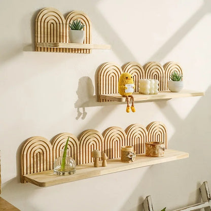 Grandes et petites étagères murales en bois Arches dans une décoration intérieure