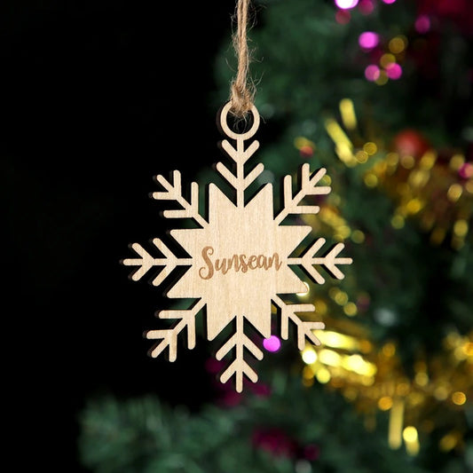 Flocon de Noël en bois personnalisé avec prénom gravé – décoration scandinave à suspendre au sapin