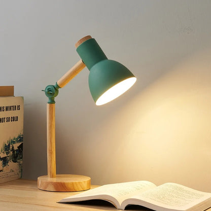 Lampe de bureau scandinave en bois clair au design nordique minimaliste