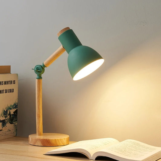 Lampe de bureau scandinave en bois clair au design nordique minimaliste