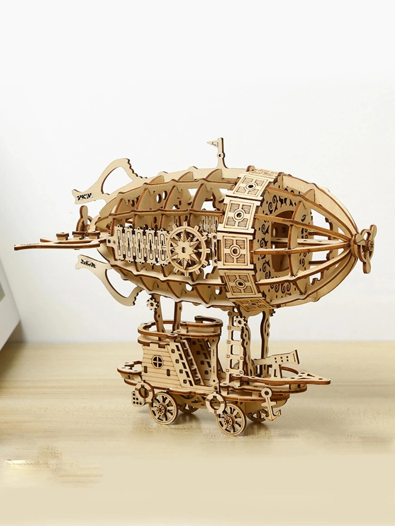 Maquette dirigeable en bois assemblée