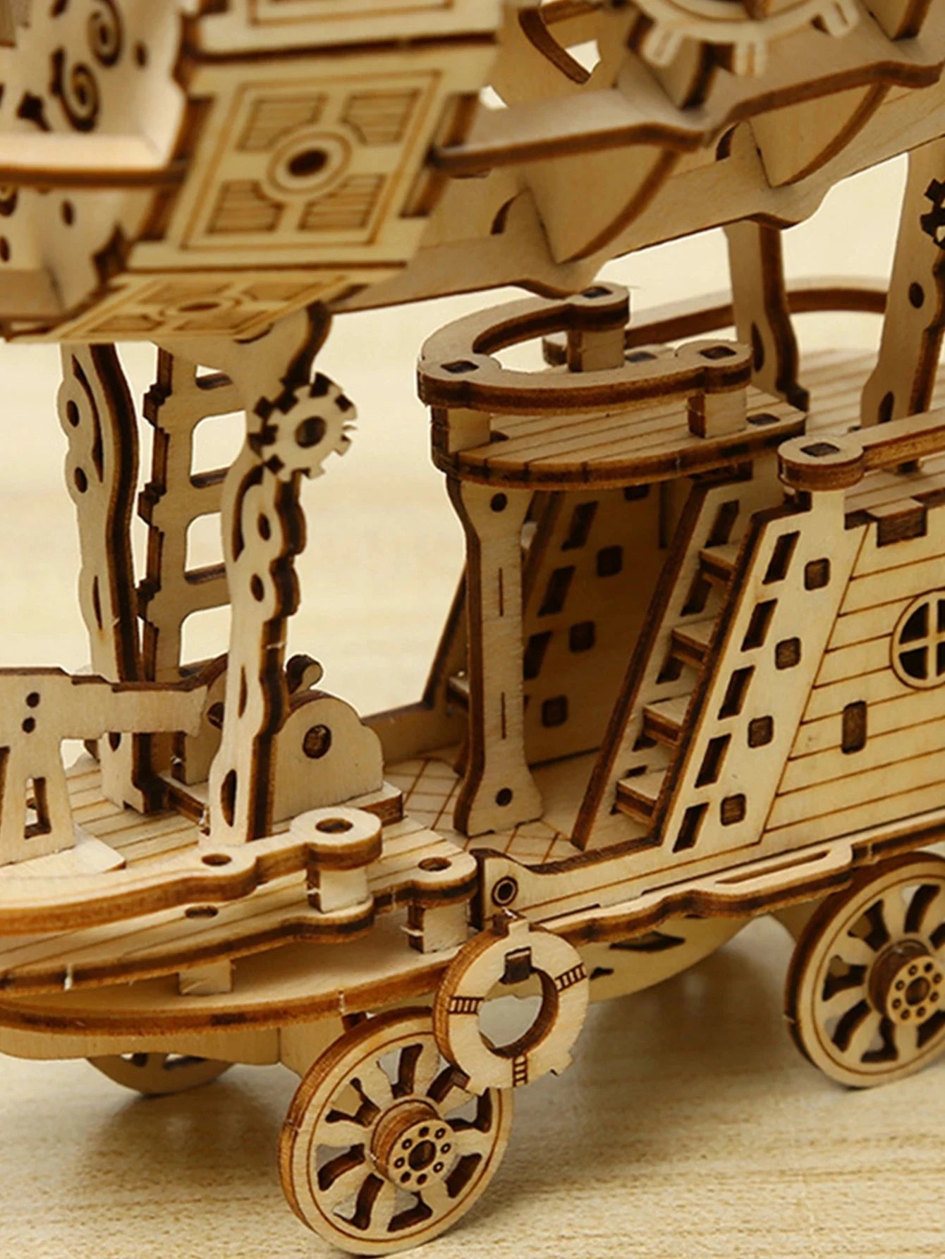 Détail de la gondole et des roues de la maquette dirigeable en bois