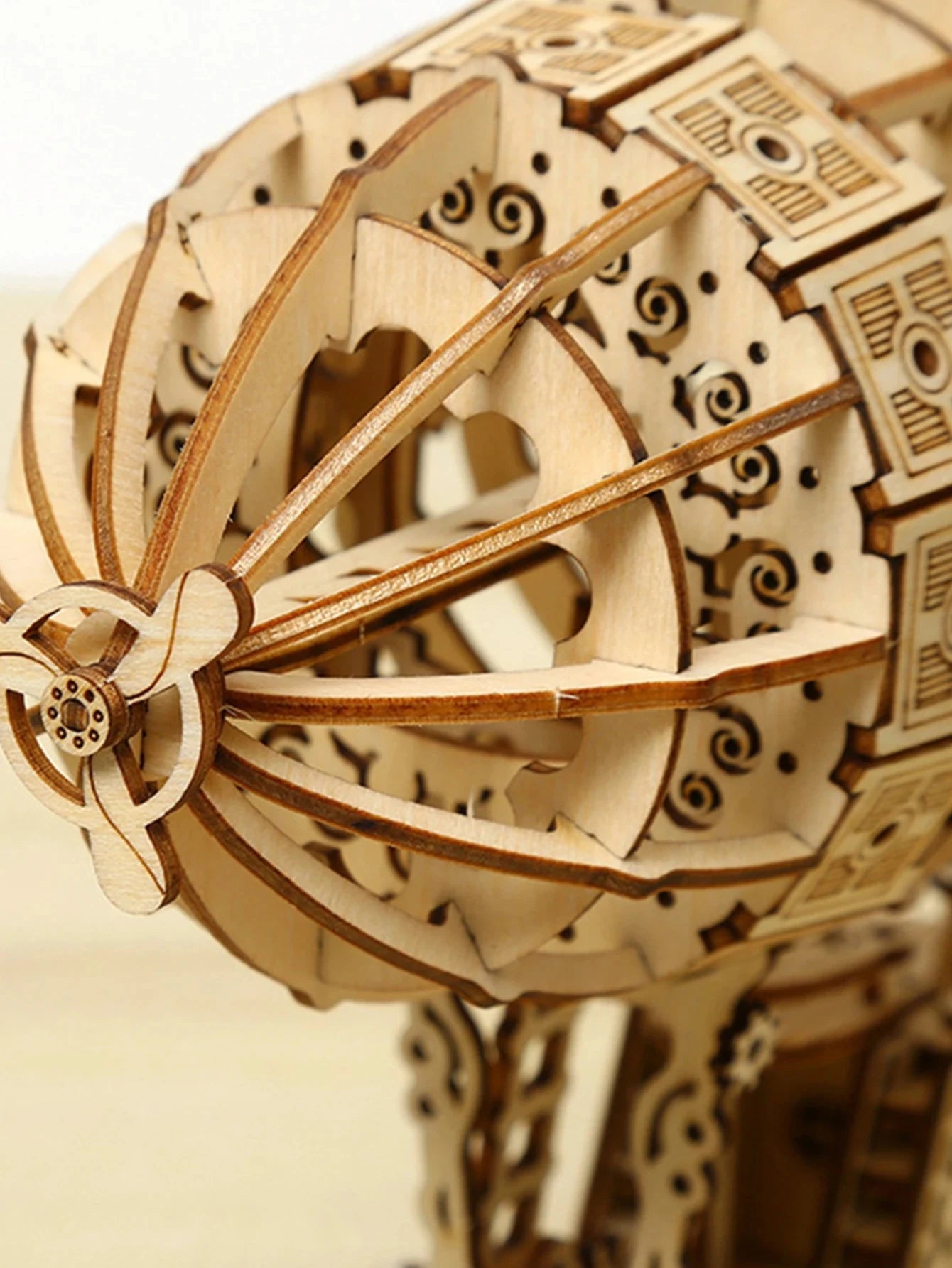 Détail de l’hélice de la maquette dirigeable en bois