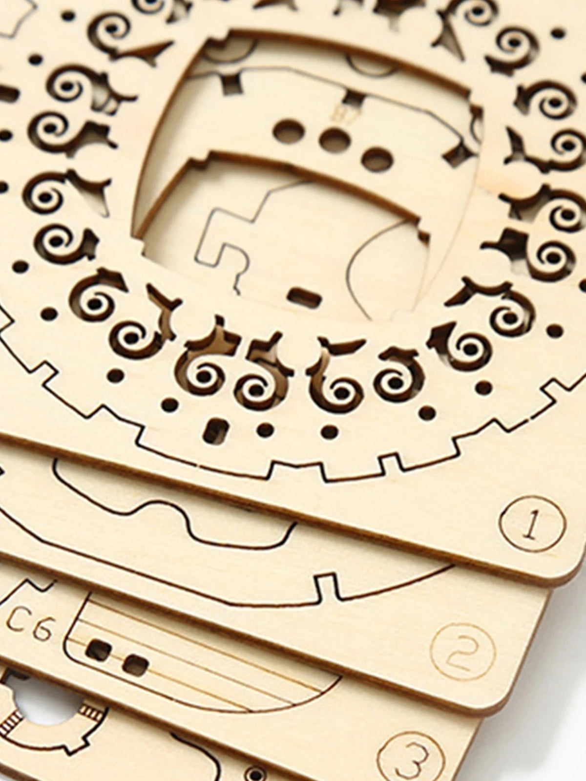 Pièces en bois de la maquette dirigeable à assembler