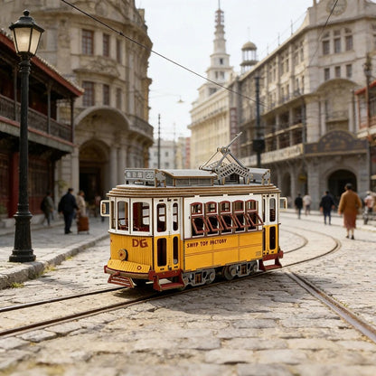 Maquette en bois d'un tramway ancien utilisée comme décoration
