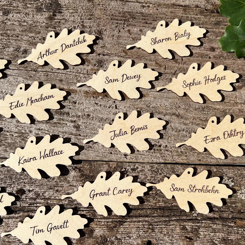 Décoration de table de mariage avec marque-places en bois personnalisés en forme de feuille