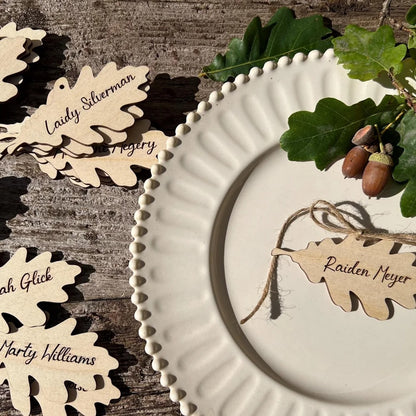 Marque-places personnalisés en bois en forme de feuille pour décoration de table de mariage élégante