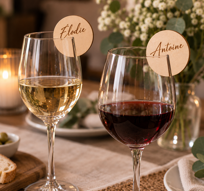 Deux marque-verres ronds en bois personnalisés avec les prénoms Elodie et Antoine