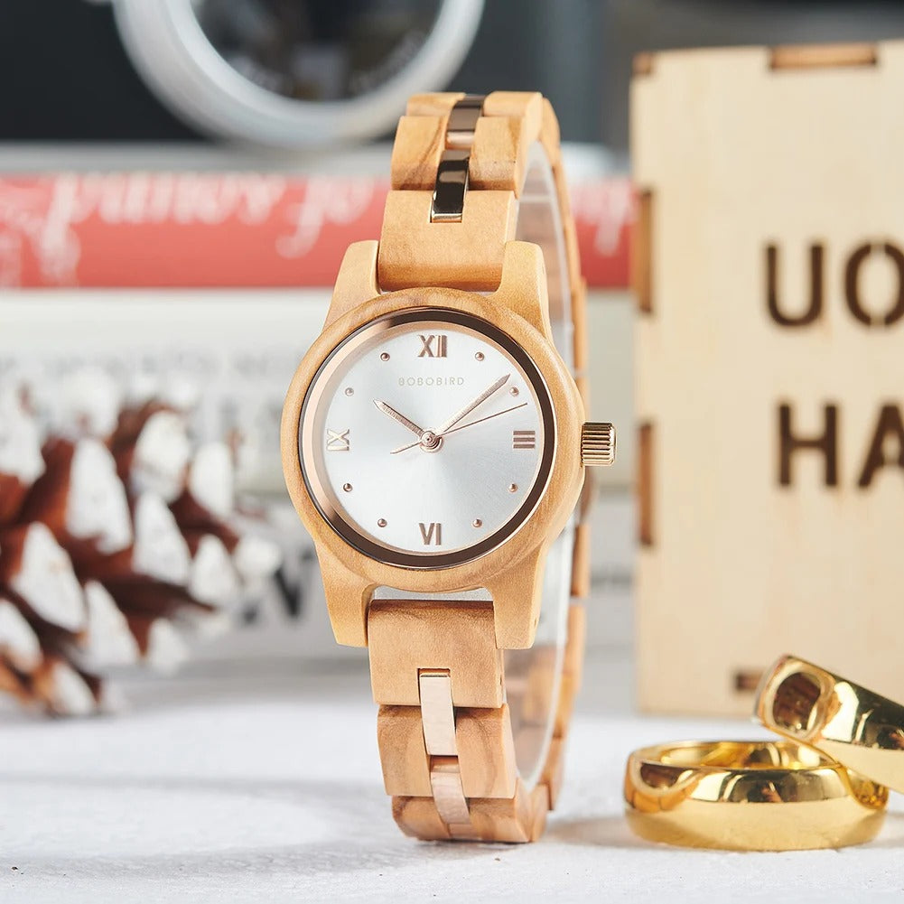 Détail du bracelet d’une montre en bois femme avec bande dorée