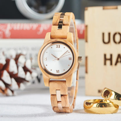 Détail du bracelet d’une montre en bois femme avec bande dorée