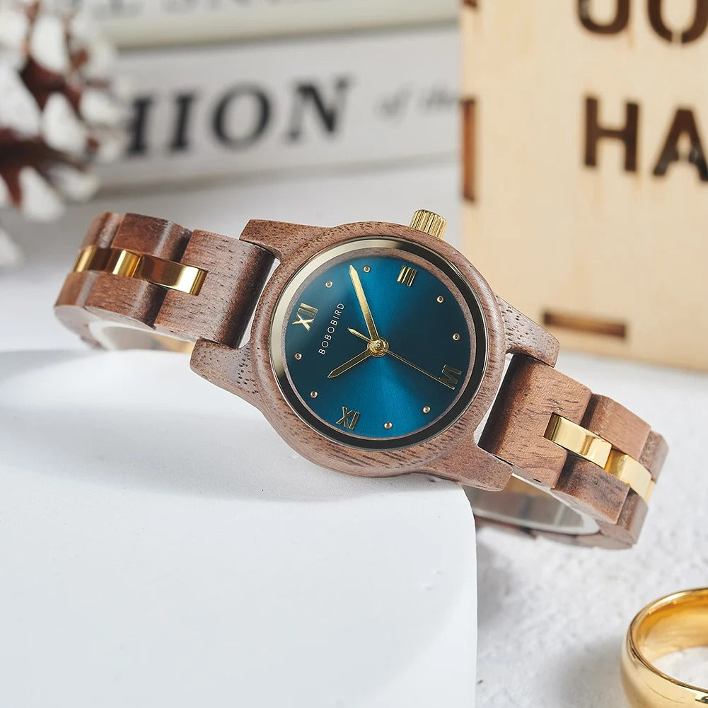 Montre femme en bois naturel avec bracelet décoré d’une ligne dorée