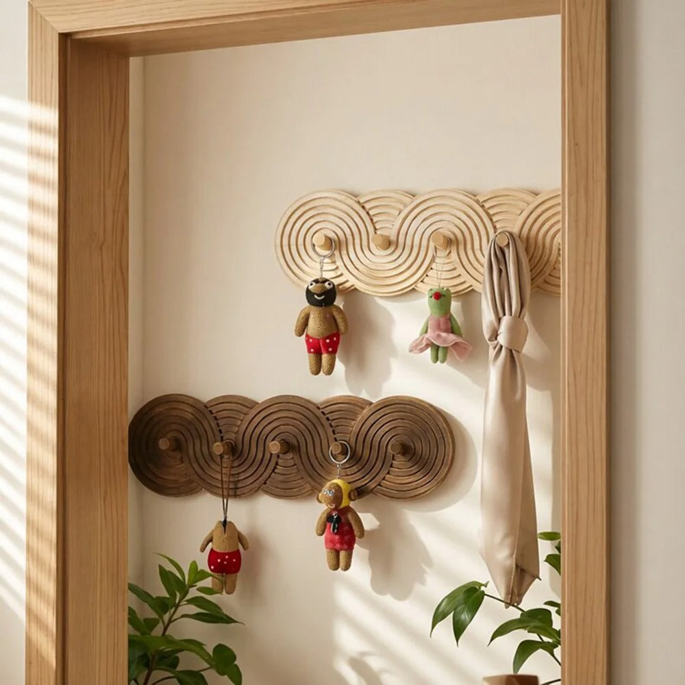Patère murale en bois au design ondulé avec cinq crochets
