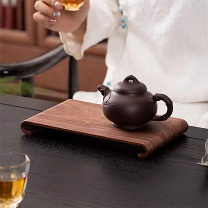 Plateau en bois avec théière et tasse pour servir le thé