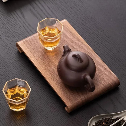 Plateau à thé en bois avec théière et tasse de thé