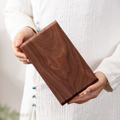 Plateau à thé en bois présenté à la main
