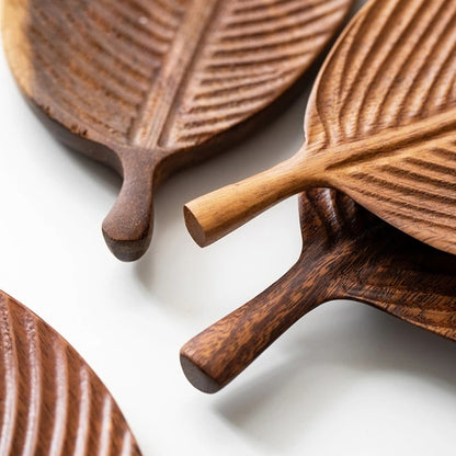 Plateau en bois feuille avec relief sculpté