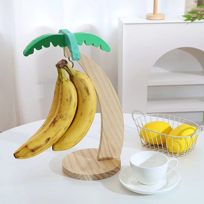 Porte-bananes en bois avec crochet dans une cuisine lumineuse